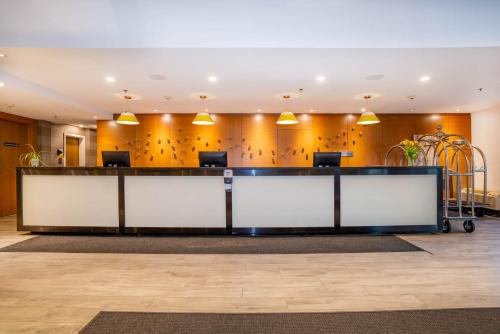 The lobby or reception area at Sandman Hotel Hamilton