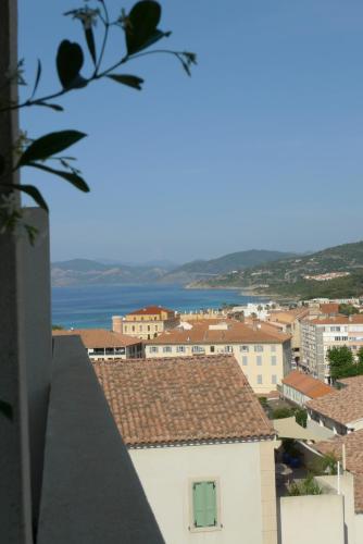 - une vue sur l'océan depuis la ville dans l'établissement Nidu Accogliente in Balagna, à LʼÎle-Rousse