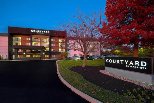 ein Schild für den Hof vor einem Gebäude in der Unterkunft Courtyard by Marriott Cincinnati Airport in Erlanger