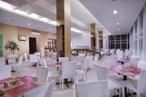 Un restaurant u otro lugar para comer en favehotel Simpang Lima - Semarang