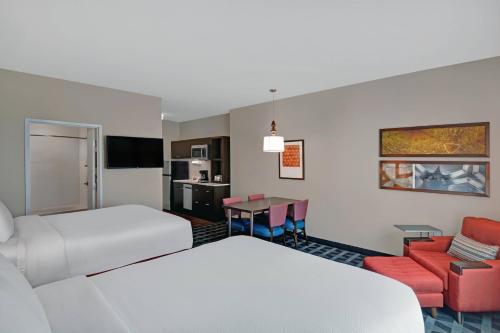 Gulta vai gultas numurā naktsmītnē TownePlace Suites by Marriott Indianapolis Downtown