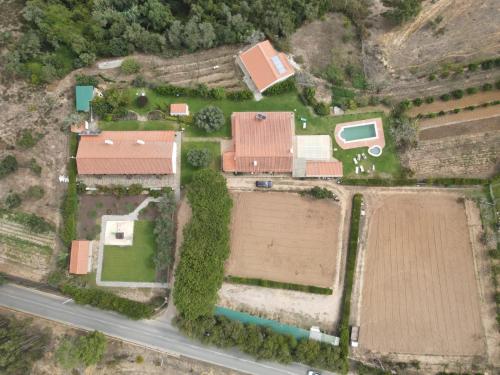 een luchtzicht op een boerderij met een veld en een weg bij Monte Das Alpenduradas in Zambujeira do Mar