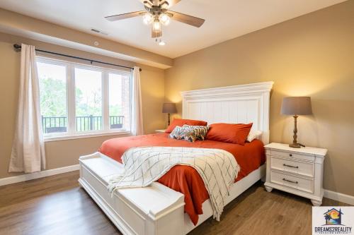 - une chambre avec un lit et un ventilateur de plafond dans l'établissement New Build - Walk-In 3BR Condo with Arcade Game - FREE ATTRACTION TICKETS INCLUDED -- FHG-207, à Branson