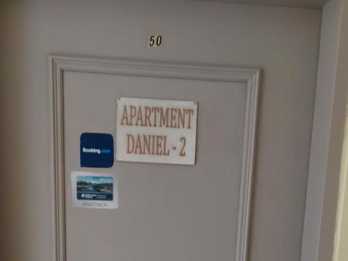 un cartel en una puerta que lee apartamento en Appartement Daniel 2 Kaprun, en Kaprun