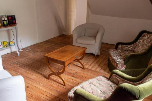 - un salon avec une table basse et une chaise dans l'établissement Chambres d'hôtes Château de Saint Etienne du Bois, à Saint-Étienne-du-Bois