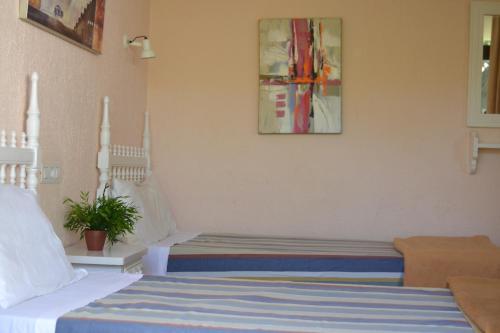 A bed or beds in a room at Apartamentos Don Quijote