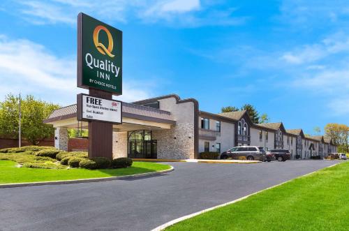 Certifikat, nagrada, logo ili neki drugi dokument izložen u objektu Quality Inn South Bend near Notre Dame