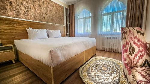 En eller flere senge i et værelse på Hotel Bankir Khiva