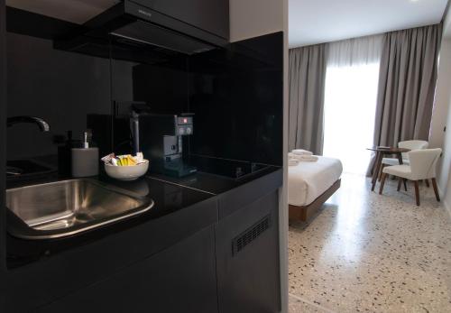 A cozinha ou cozinha compacta de Mythodea Athens Suites