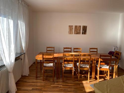 een eetkamer met een houten tafel en stoelen bij Gästehaus Jeurissen ca 5 Autominuten von Europa-Park Rust oder Rulantica in Kappel-Grafenhausen