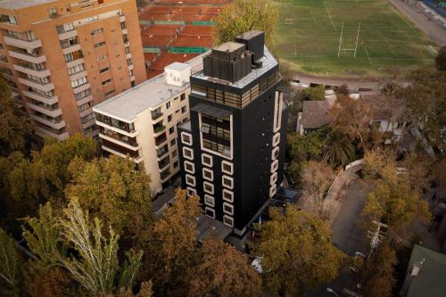 een uitzicht op een gebouw in een stad bij Rugendas Hotel Boutique by Time Hotel & Apartments in Santiago