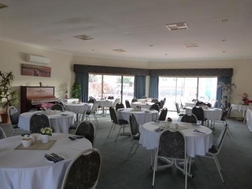 A seating area at Glenelg Motel