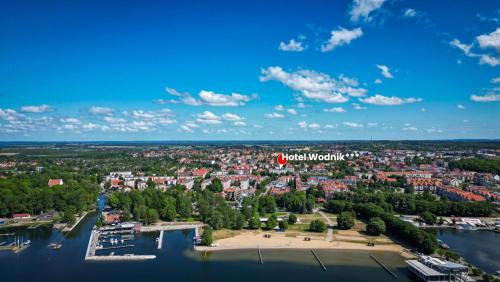 una vista aérea de una ciudad junto a un cuerpo de agua en Hotel Wodnik, en Giżycko