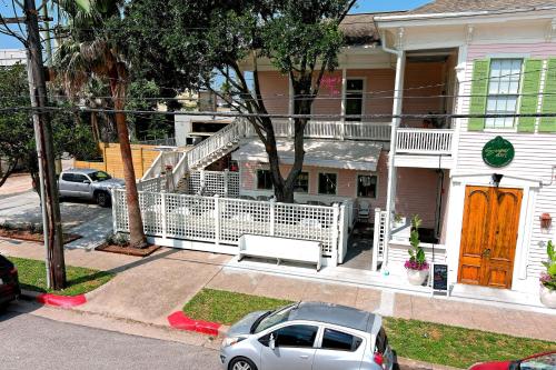 een zilveren auto geparkeerd voor een huis bij Sugar's INN Room #2 in Galveston