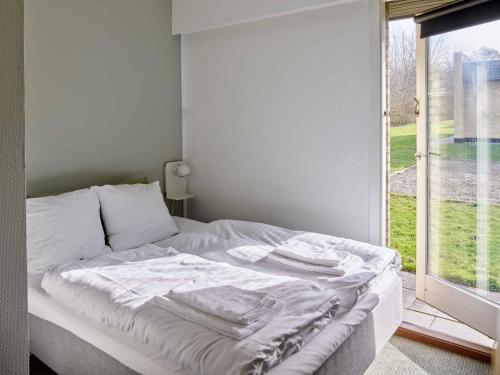 - un lit blanc dans une chambre avec fenêtre dans l'établissement Huset Middelfart, à Middelfart