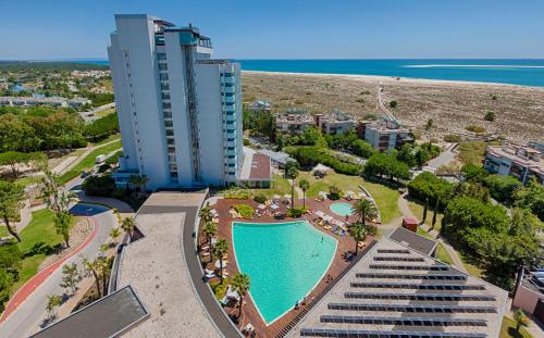 vista aerea di un hotel e di una piscina di Aqualuz Troia Mar by The Editory a Tróia