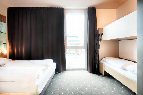 Una cama o camas en una habitación de B&B Hotel Stuttgart-Neckarhafen