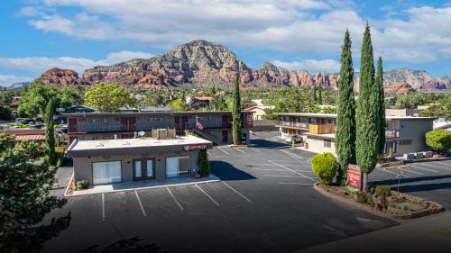 een parkeerplaats met een berg op de achtergrond bij Dreamcatcher Inn of Sedona in Sedona