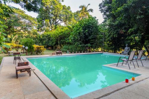 Басейн в или близо до SaffronStays Riverscape Nest, Karjat