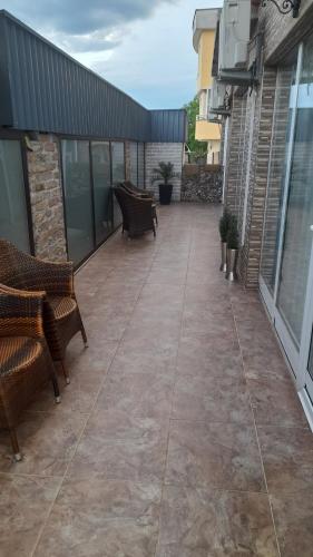 un patio avec des bancs et des chaises dans un bâtiment dans l'établissement Apartments Kruno, à Međugorje