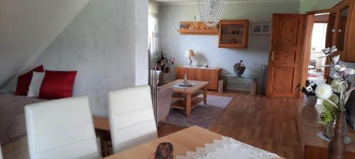 - un salon avec un canapé et une table dans l'établissement Ferienwohnung an der Lahn, à Limburg an der Lahn