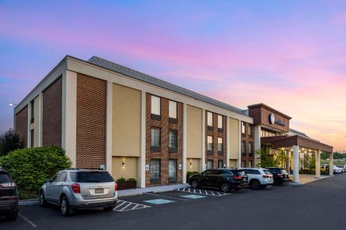 ハリスバーグにあるBest Western Harrisburg North Hotelの駐車場車の入った建物