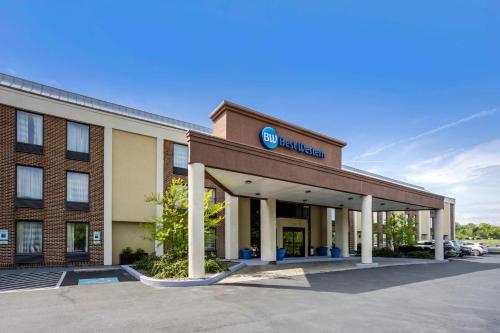 ハリスバーグにあるBest Western Harrisburg North Hotelの表札のある建物