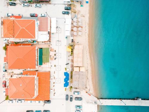 een uitzicht over het strand en de oceaan bij Casa la Scala in Agia Triada