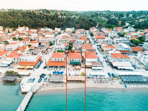 een luchtzicht op een stad met een strand bij Casa la Scala in Agia Triada