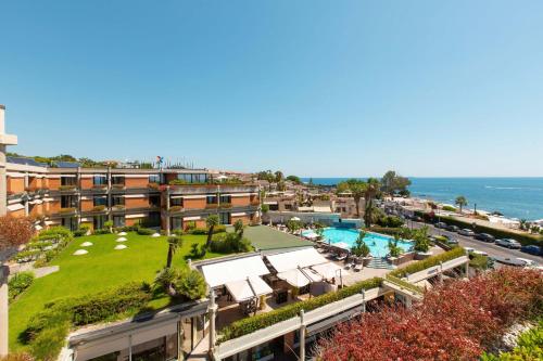 Piscina de la sau aproape de Four Points by Sheraton Catania Hotel