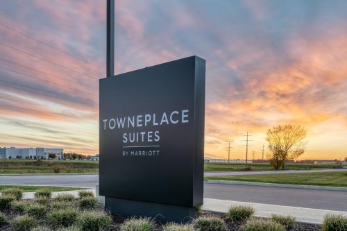 un cartello di fronte a una strada con un tramonto di TownePlace Suites by Marriott Indianapolis Airport a Indianapolis