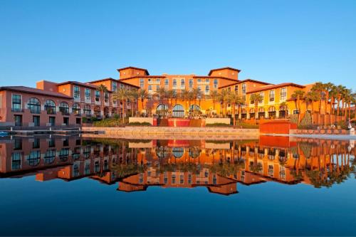 een groep gebouwen naast een waterlichaam bij The Westin Lake Las Vegas Resort & Spa in Las Vegas