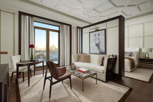 The St. Regis Astana tesisinde bir oturma alanı