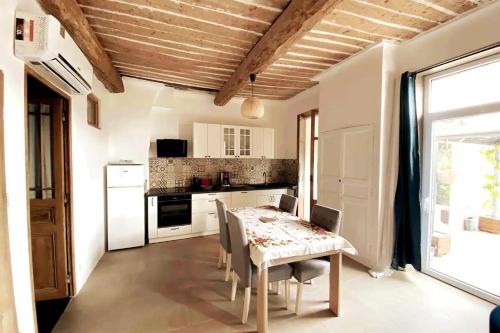 Appartement provençal avec terrasse dans le Var廚房或簡易廚房