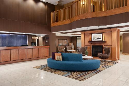 Зона вітальні в Fairfield Inn and Suites Atlanta Airport South/Sullivan Road