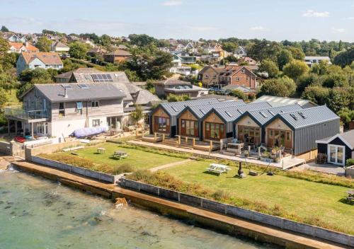 uma vista aérea de uma casa ao lado da água em Little Tern, Beachside chalet 6, access to beach em Cowes