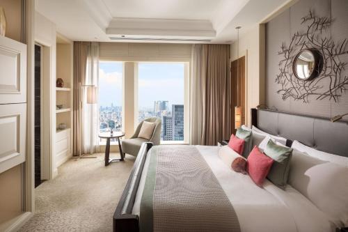 Katil atau katil-katil dalam bilik di St. Regis Osaka