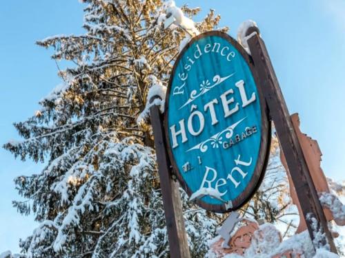 um sinal para um hotel na neve em Résidence Hôtel Rent - Megève Centre em Megève