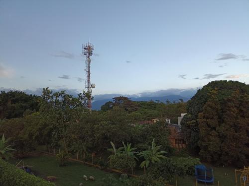 Blick auf einen Hügel mit Bäumen und einen Mobilfunkturm in der Unterkunft Paradisíaco Apt 360º Palmira in Palmira