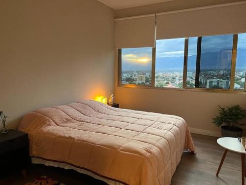 Schlafzimmer mit einem Bett und Stadtblick in der Unterkunft Depto a estrenar increíble vista 180º Cocha in Cochabamba