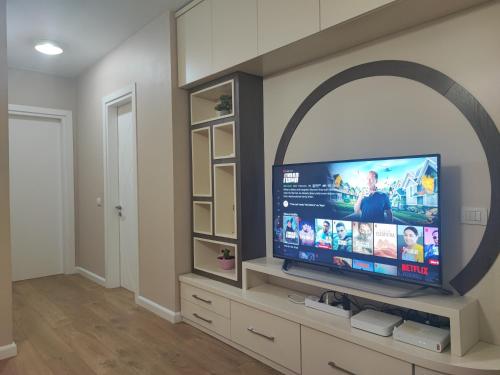 TV i/ili multimedijalni sistem u objektu Tirana New Bazaar-Apartment 1