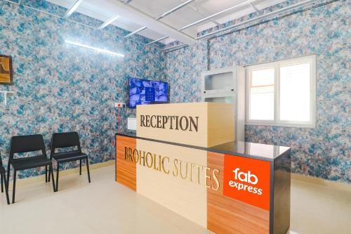 FabHotel Broholic Suites I - Nr US Consulate في حيدر أباد: صالون للشعر مع كراسي ومكتب استقبال