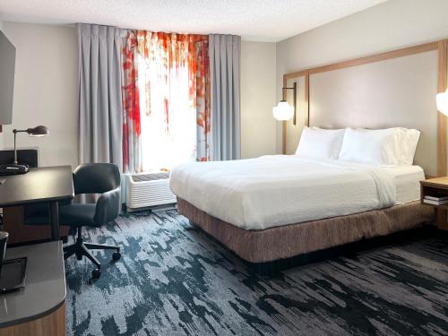 Krevet ili kreveti u jedinici u objektu Fairfield Inn & Suites by Marriott Rogers