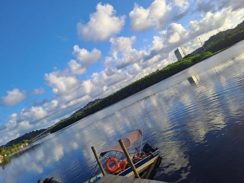 Vaizdas į šalia svečių namų tekančią upę