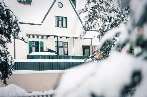 Parkhotel Holzner during the winter