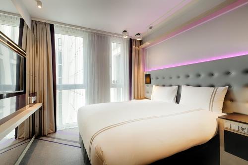 Tempat tidur dalam kamar di Premier Inn Berlin Alexanderplatz