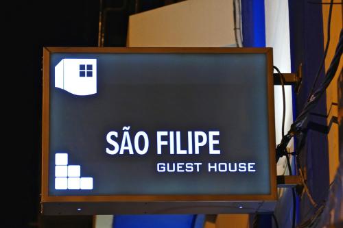 um sinal para uma casa de hóspedes sigma fibre em Guest House Sao Filipe em Faro