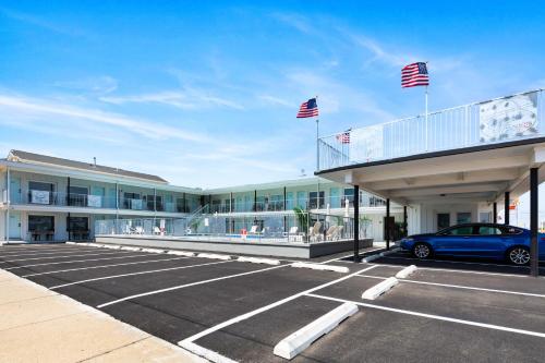 um carro estacionado num parque de estacionamento em frente a um edifício em The Beach House em Wildwood