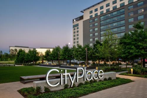 um sinal de cidade em frente a um edifício em Houston CityPlace Marriott at Springwoods Village em The Woodlands