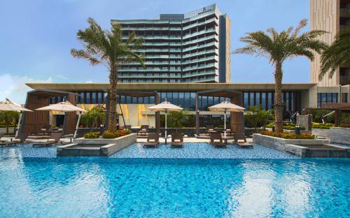 Piscina de la sau aproape de Renaissance Haikou Hotel